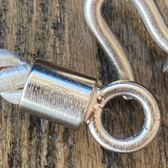 CHANEL Necklace. Spring 2008. Oversized CC logo in python skin and gold hardware - Picture 8 of 12